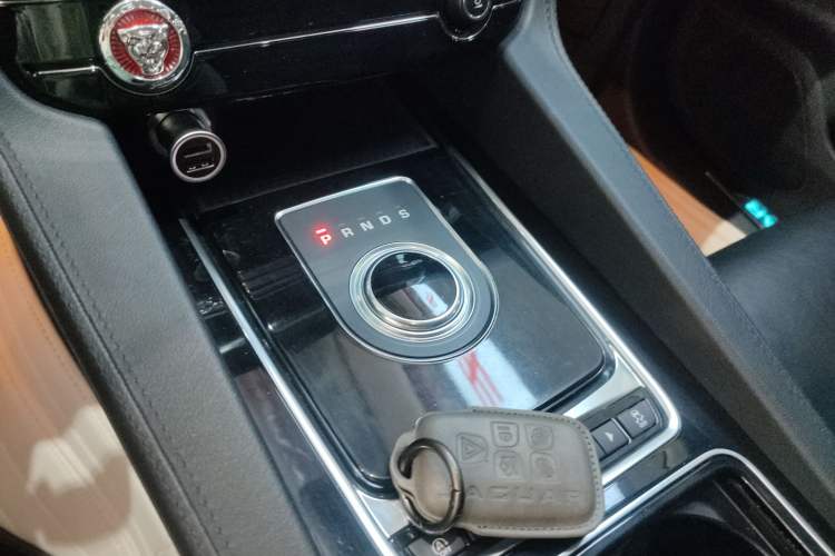 Used Jaguar F-PACE 2019 2.0T Four-Wheel Drive Urban Luxury Edition Gear Lever