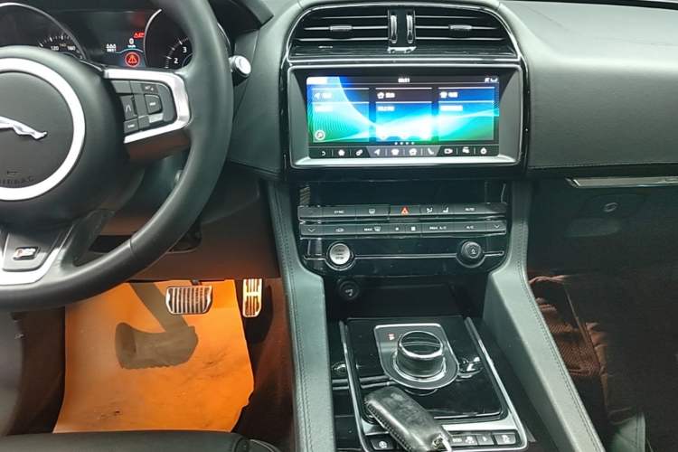 Used Jaguar F-PACE 2019 2.0T Four-Wheel Drive Urban Luxury Edition Audio And AC Panel