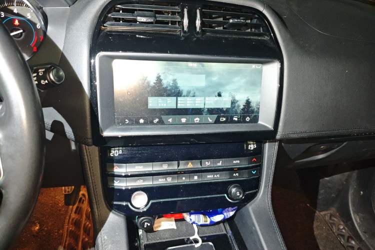 Used Jaguar F-PACE 2019 2.0T Four-Wheel Drive Urban Luxury Edition Audio And AC Panel