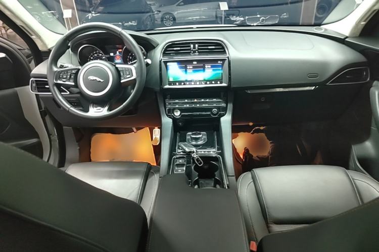 Used Jaguar F-PACE 2019 2.0T Four-Wheel Drive Urban Luxury Edition Center Console
