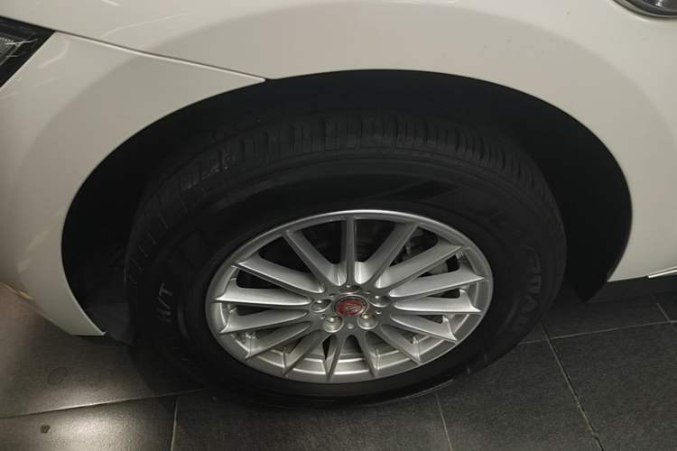 Used Jaguar F-PACE 2019 2.0T Four-Wheel Drive Urban Luxury Edition Left Front Wheel Hub