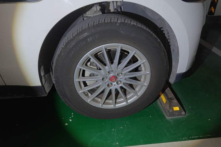 Used Jaguar F-PACE 2019 2.0T Four-Wheel Drive Urban Luxury Edition Right Front Wheel Hub