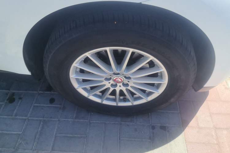 Used Jaguar F-PACE 2019 2.0T Four-Wheel Drive Urban Luxury Edition Right Front Wheel Hub
