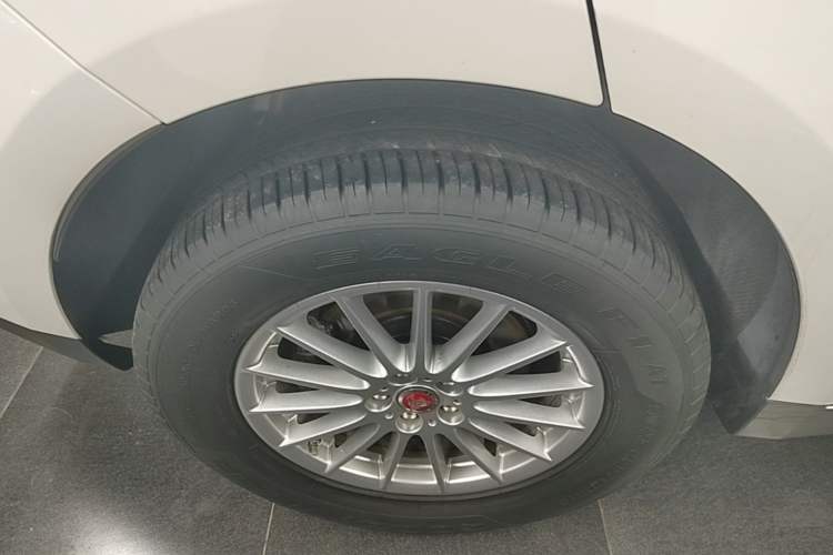 Used Jaguar F-PACE 2019 2.0T Four-Wheel Drive Urban Luxury Edition Right Rear Wheel Hub