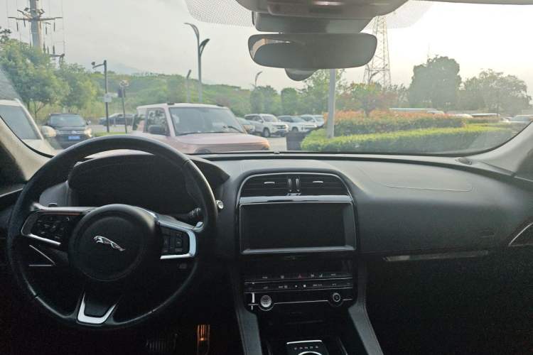 Used Jaguar F-PACE 2020 2.0T Rally Edition Center Console