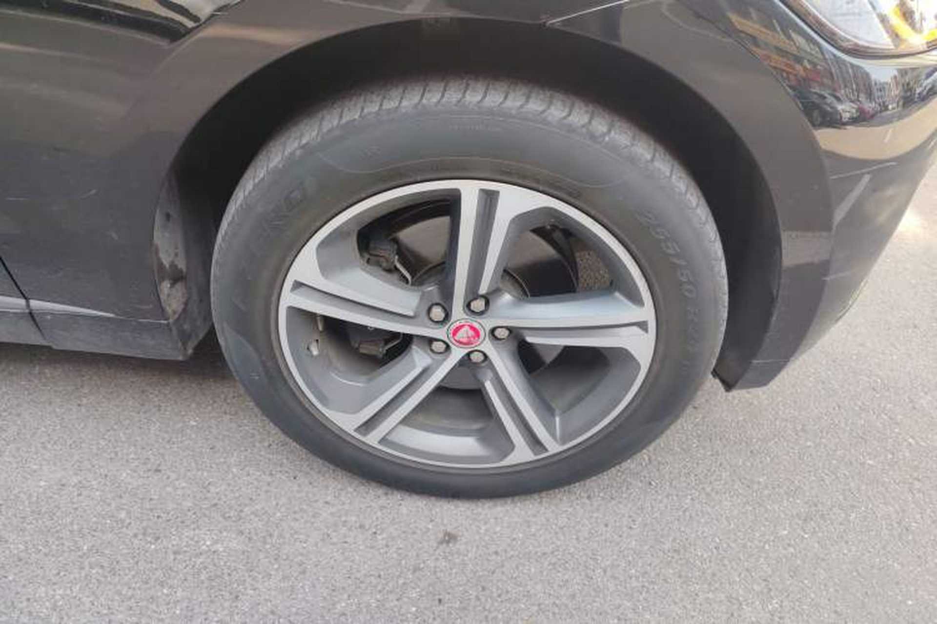 Used Jaguar F-PACE 2020 300-Sport Sports Edition Right Front Wheel Hub