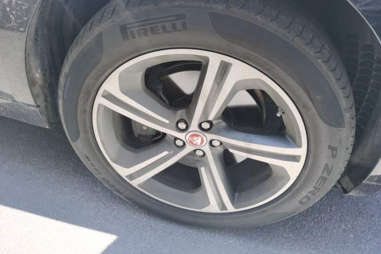 Used Jaguar F-PACE 2020 300-Sport Sports Edition Right Front Wheel Hub