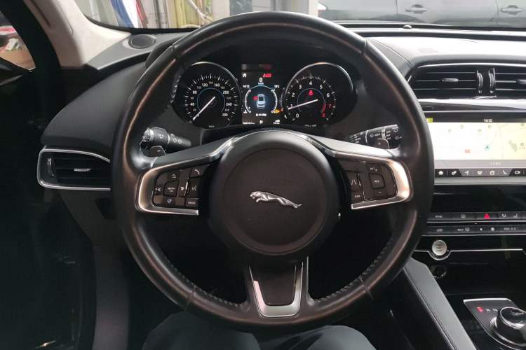 Used Jaguar F-PACE 2020 2.0T Urban Deluxe Edition Steering Wheel