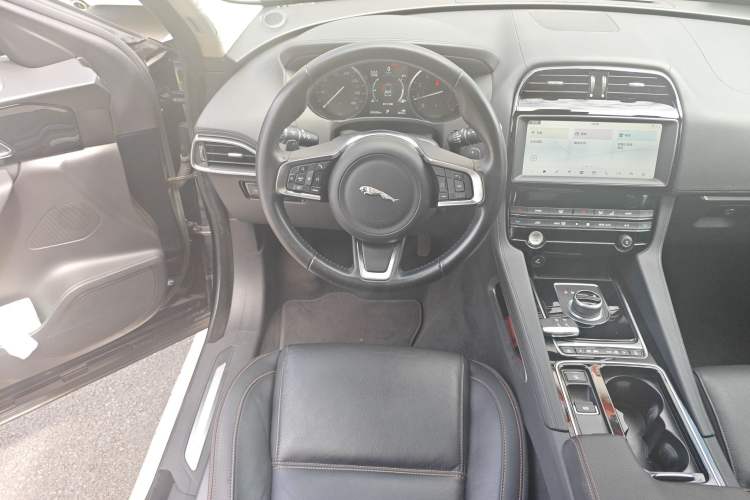 Used Jaguar F-PACE 2020 2.0T Urban Deluxe Edition Steering Wheel