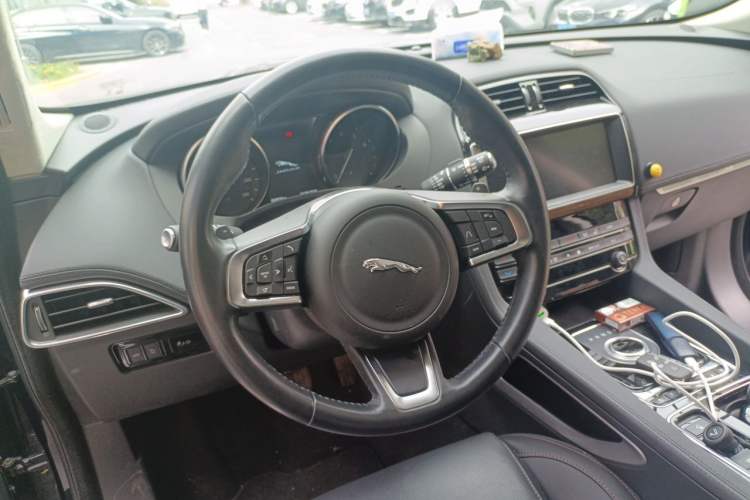 Used Jaguar F-PACE 2020 2.0T Urban Deluxe Edition Steering Wheel