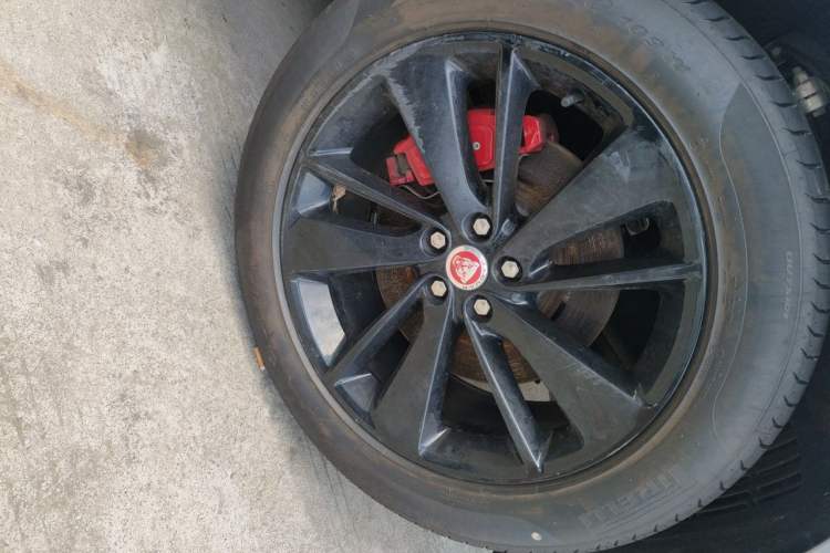 Used Jaguar F-PACE 2020 2.0T Urban Deluxe Edition Right Front Wheel Hub
