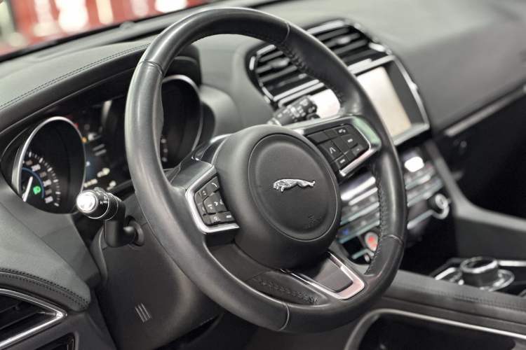 Used Jaguar F-PACE 2020 2.0T Urban Deluxe Edition Interior 4