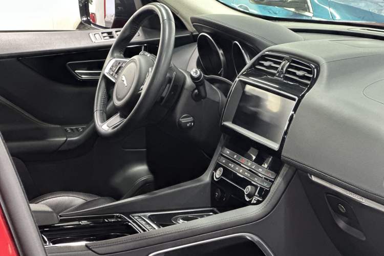 Used Jaguar F-PACE 2020 2.0T Urban Deluxe Edition Interior 5