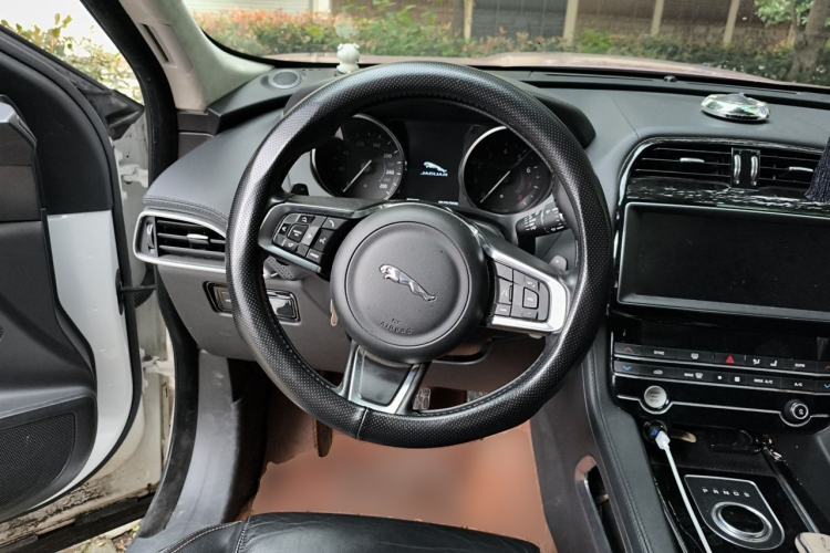 Used Jaguar F-PACE 2020 2.0T Urban Deluxe Edition Steering Wheel