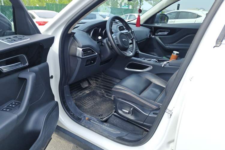 Used Jaguar F-PACE 2020 2.0T Urban Deluxe Edition Interior 3