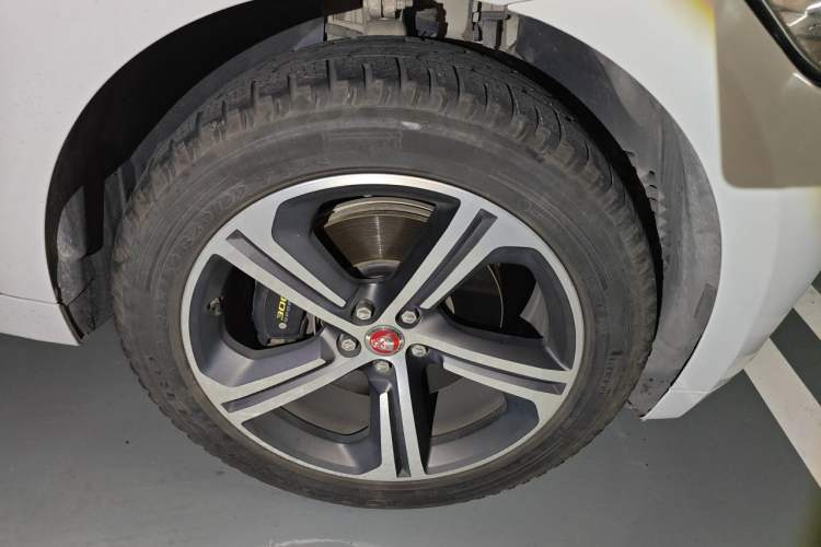 Used Jaguar F-PACE 2020 300-Sport Sports Edition Right Front Wheel Hub