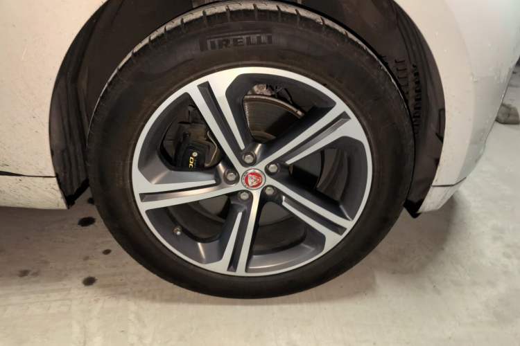 Used Jaguar F-PACE 2020 300-Sport Sports Edition Right Front Wheel Hub