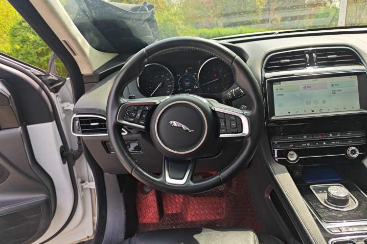 Used Jaguar F-PACE 2020 2.0T Urban Deluxe Edition Steering Wheel