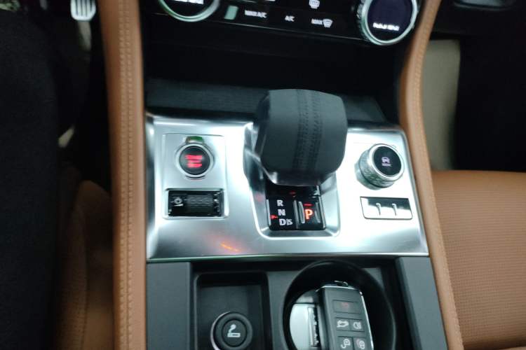 Used Jaguar F-PACE 2021 340 PS R-Dynamic SE Gear Lever