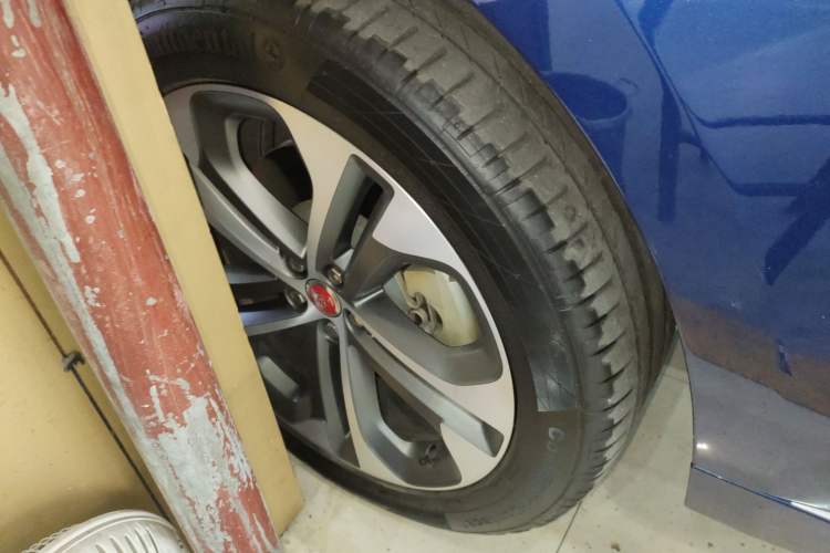 Used Jaguar F-PACE 2021 340 PS R-Dynamic SE Left Front Wheel Hub