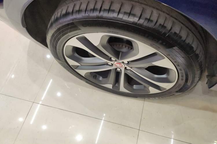 Used Jaguar F-PACE 2021 340 PS R-Dynamic SE Right Rear Wheel Hub