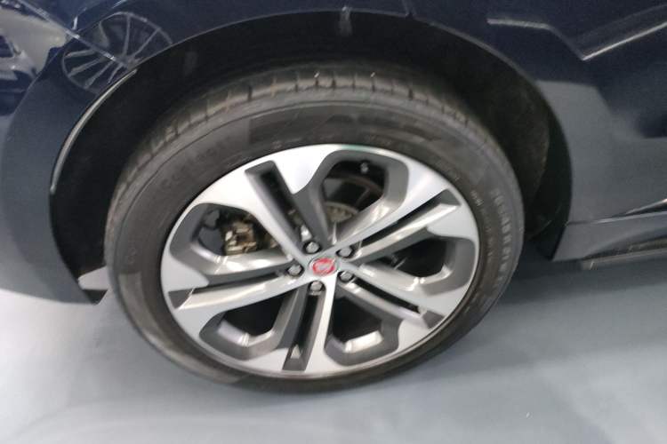 Used Jaguar F-PACE 2021 340 PS R-Dynamic SE Right Rear Wheel Hub