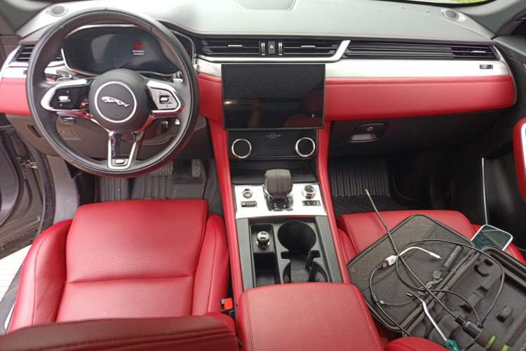 Used Jaguar F-PACE 2021 340 PS R-Dynamic SE Center Console