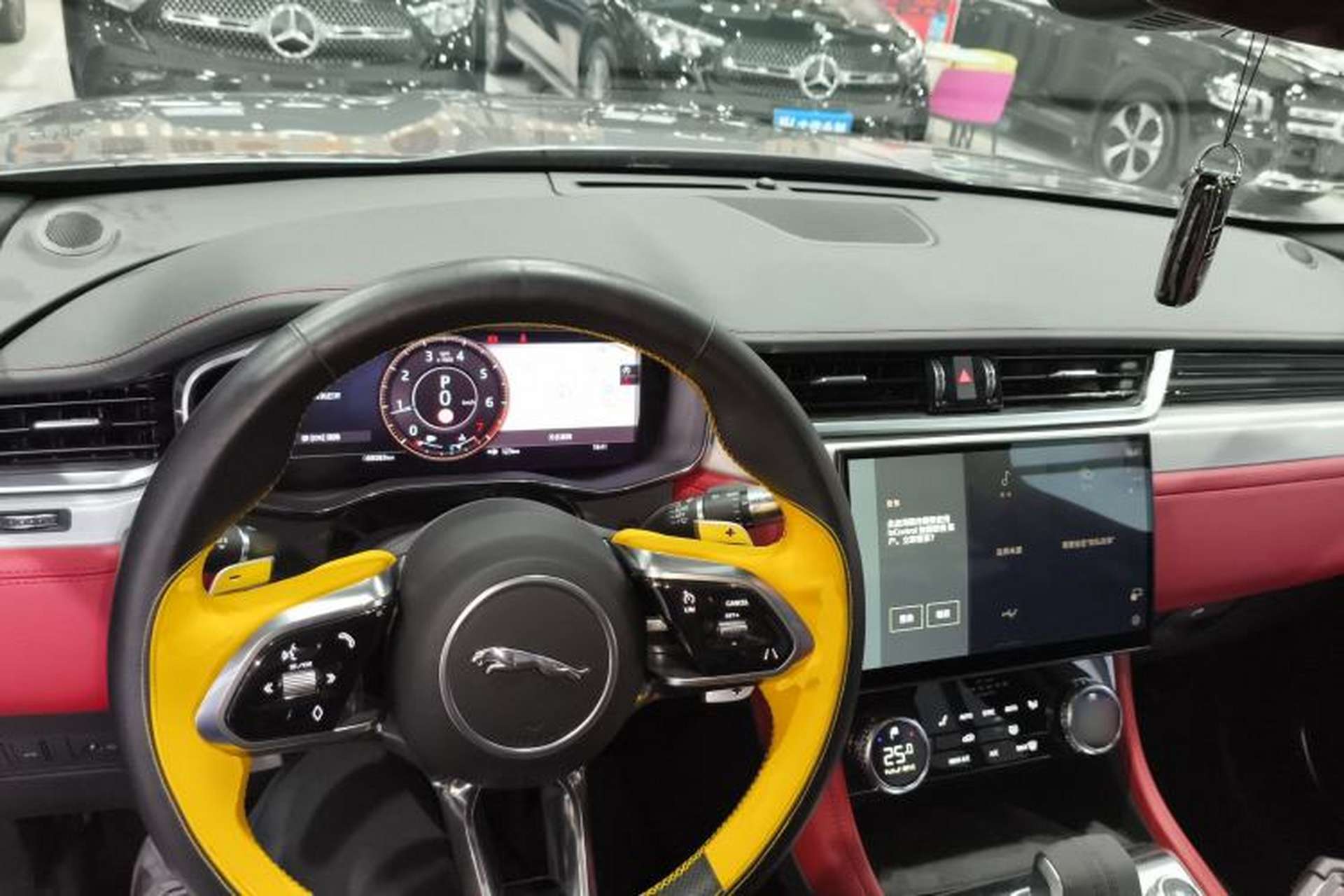Used Jaguar F-PACE 2021 340 PS R-Dynamic SE Center Console