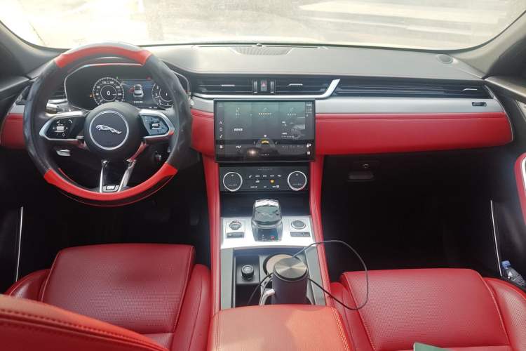 Used Jaguar F-PACE 2021 340 PS R-Dynamic SE Center Console