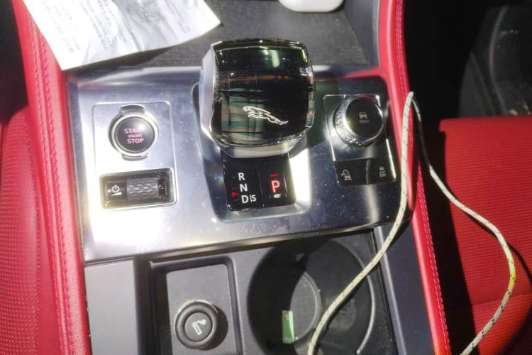 Used Jaguar F-PACE 2021 340 PS R-Dynamic SE Gear Lever