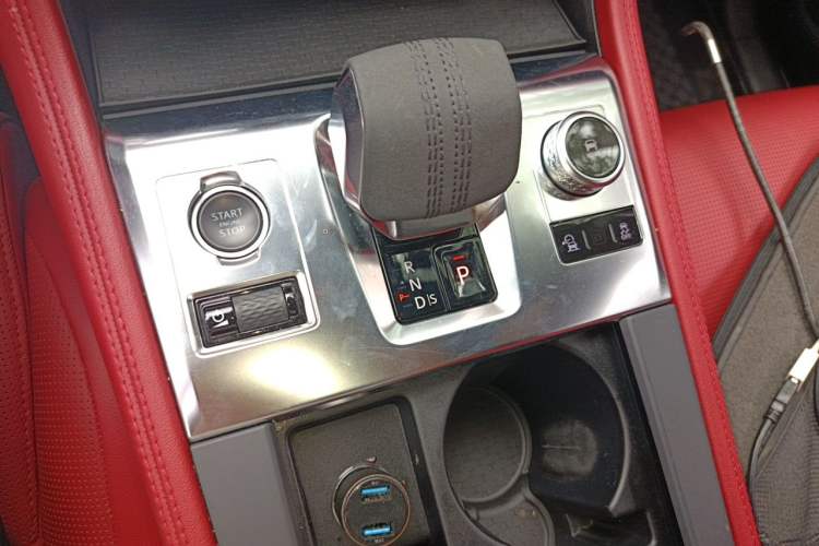 Used Jaguar F-PACE 2021 340 PS R-Dynamic SE Gear Lever