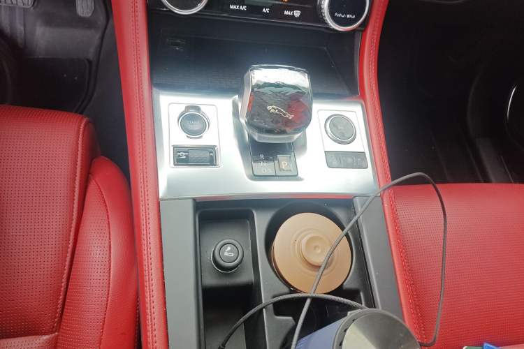 Used Jaguar F-PACE 2021 340 PS R-Dynamic SE Gear Lever