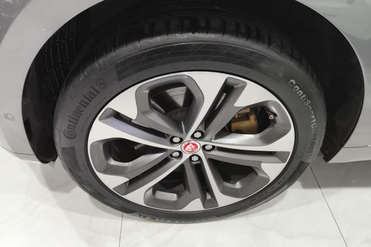 Used Jaguar F-PACE 2021 340 PS R-Dynamic SE Left Front Wheel Hub