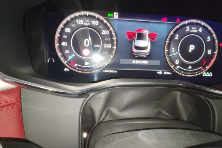 Used Jaguar F-PACE 2021 340 PS R-Dynamic SE Odometer Close Up