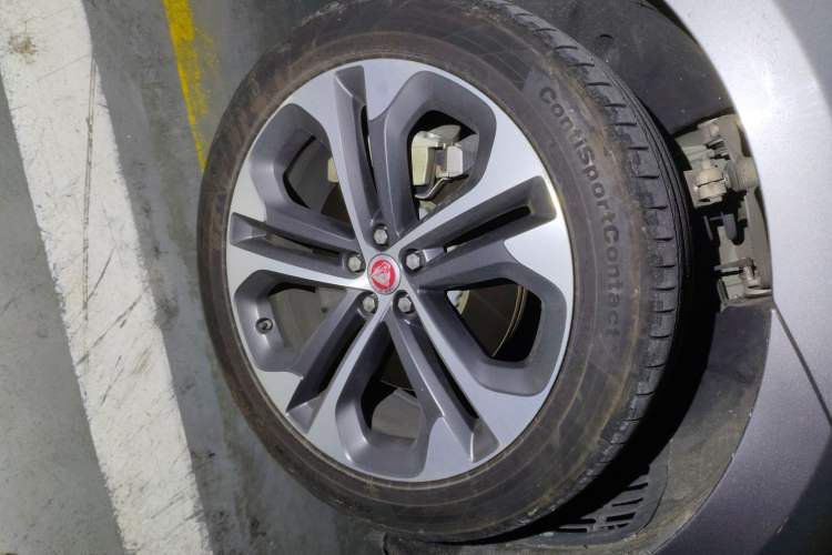 Used Jaguar F-PACE 2021 340 PS R-Dynamic SE Right Front Wheel Hub