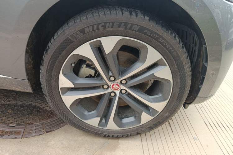 Used Jaguar F-PACE 2021 340 PS R-Dynamic SE Right Front Wheel Hub