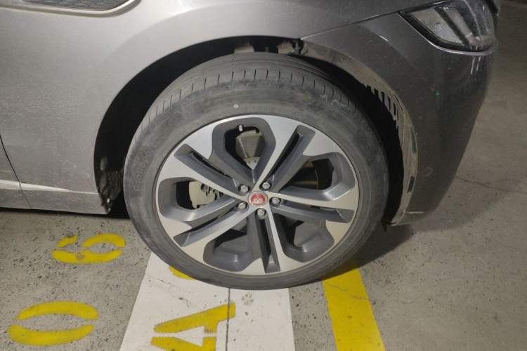 Used Jaguar F-PACE 2021 340 PS R-Dynamic SE Right Front Wheel Hub