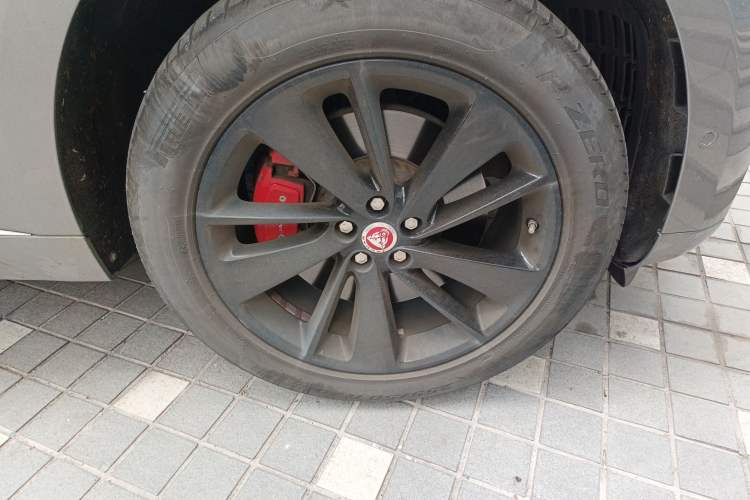 Used Jaguar F-PACE 2021 340 PS R-Dynamic SE Right Front Wheel Hub
