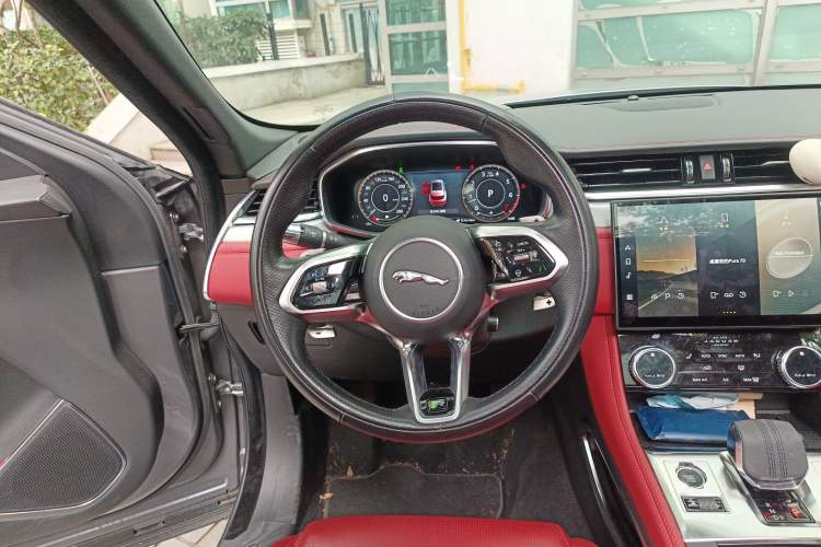 Used Jaguar F-PACE 2021 340 PS R-Dynamic SE Steering Wheel