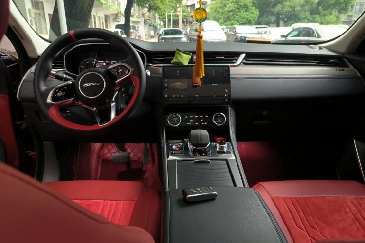 Used Jaguar F-PACE 2021 250 PS Center Console