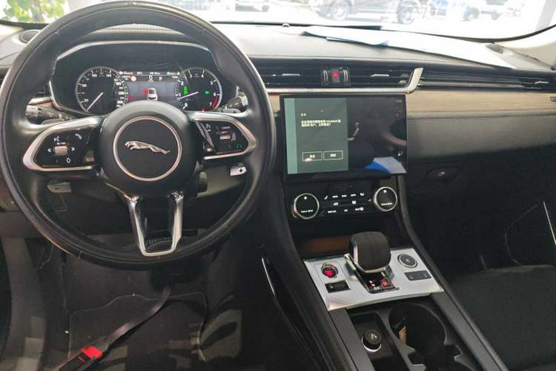 Used Jaguar F-PACE 2021 250 PS Center Console