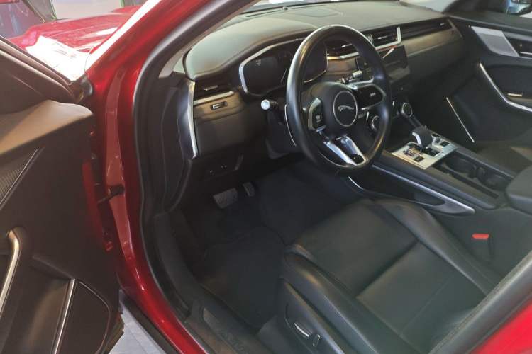 Used Jaguar F-PACE 2021 250 PS Interior 3