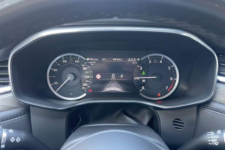 Used Jaguar F-PACE 2021 250 PS Odometer Close Up