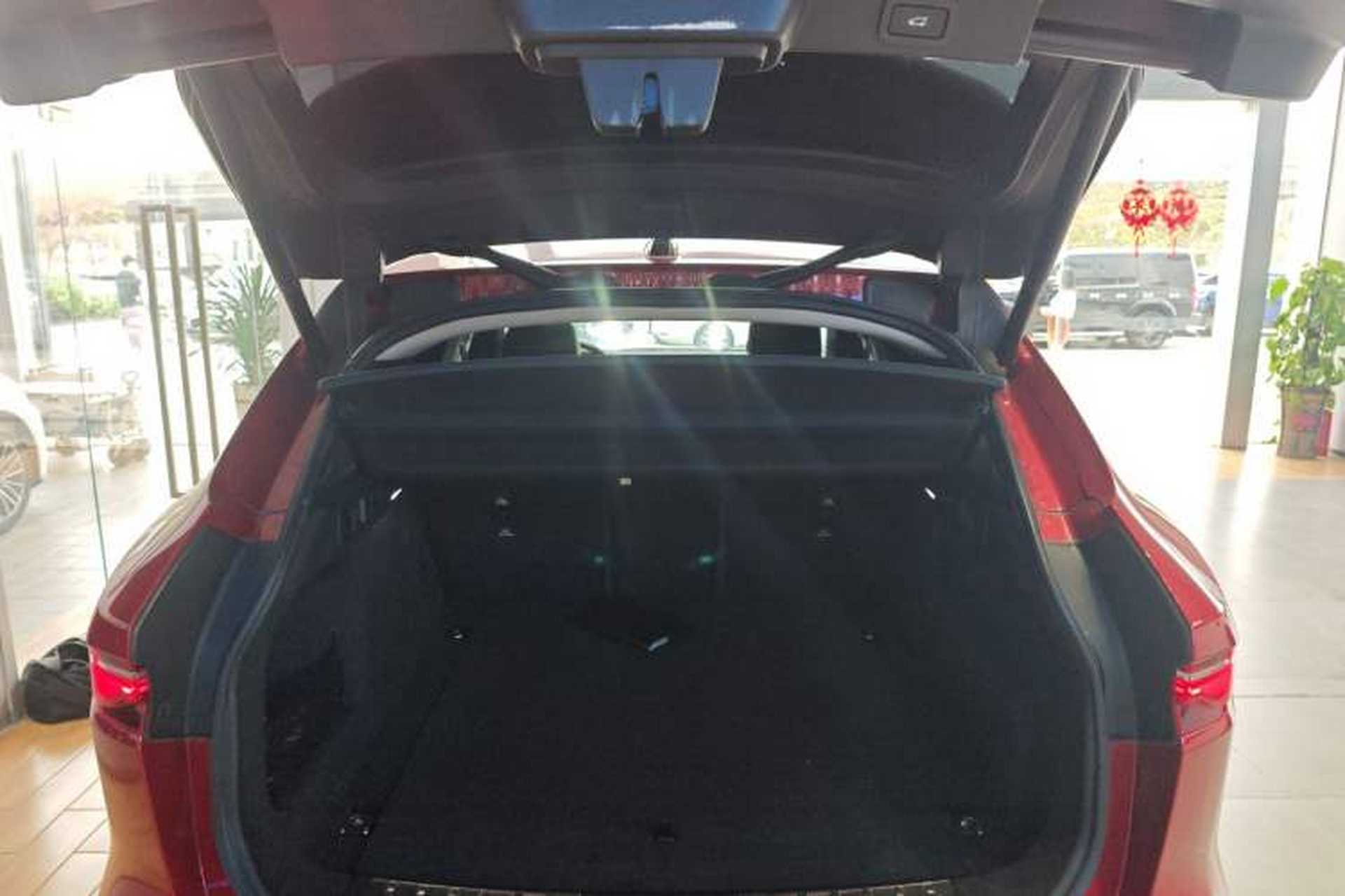 Used Jaguar F-PACE 2021 250 PS Trunk