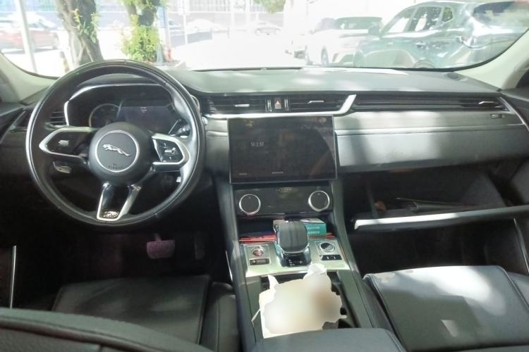 Used Jaguar F-PACE 2021 250 PS Center Console