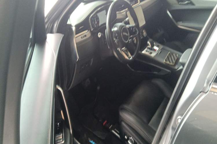 Used Jaguar F-PACE 2021 250 PS R-Dynamic SE Interior 3