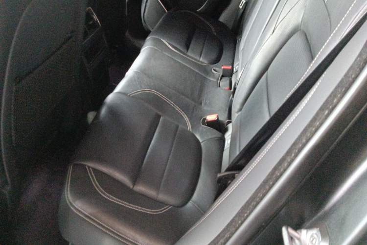 Used Jaguar F-PACE 2021 250 PS R-Dynamic SE Interior 4