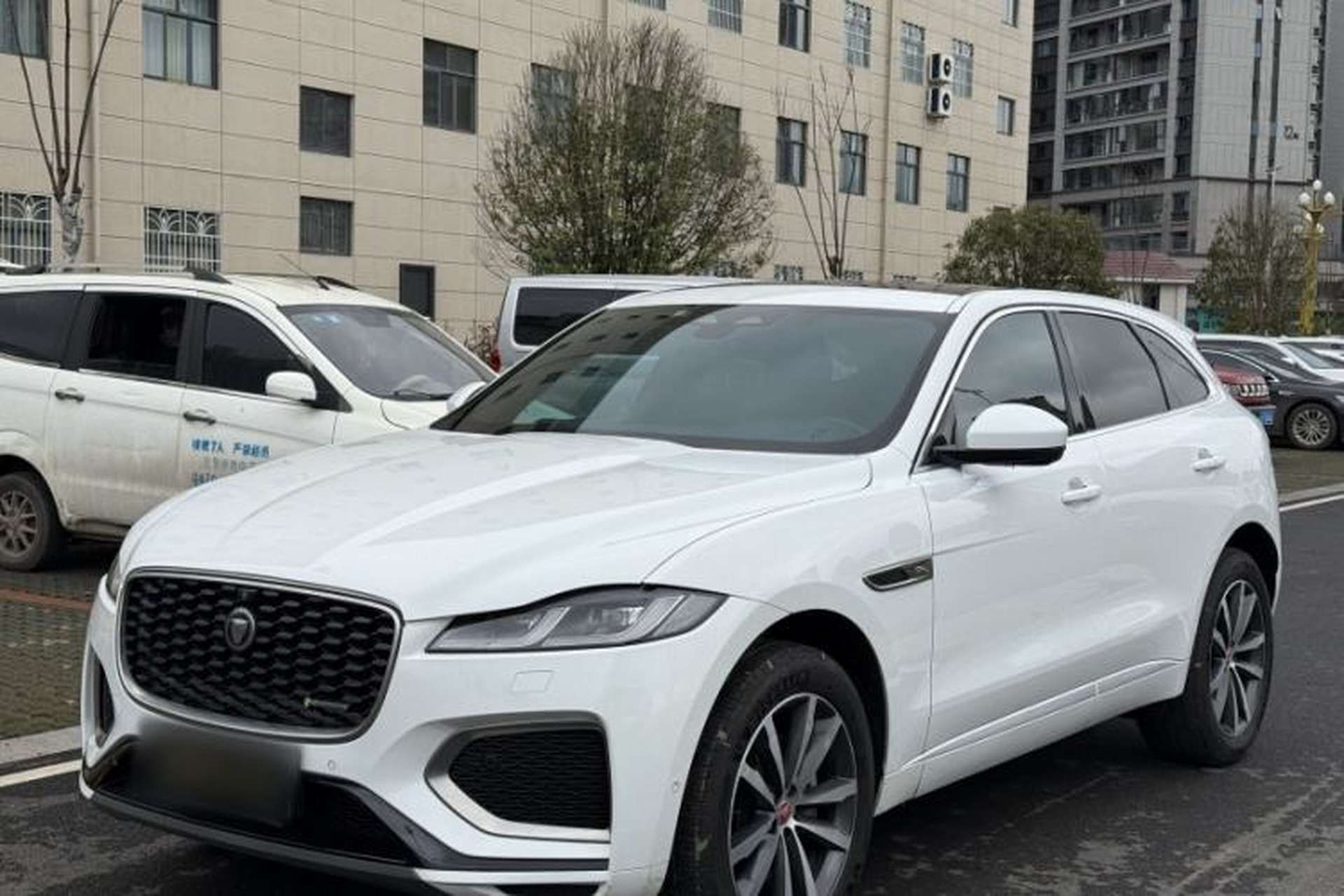 Used Jaguar F-PACE 2021 250 PS R-Dynamic S Front Left 45 Deg