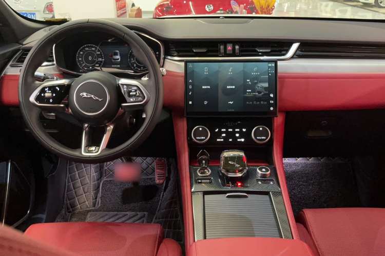 Used Jaguar F-PACE 2021 250 PS R-Dynamic SE Interior 3