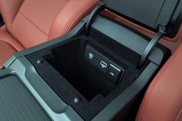Used Jaguar F-PACE 2021 250 PS R-Dynamic S Interior 8